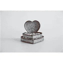 Heart-shaped box with silver lid from the METAL & COPPER HEART PLATES collection